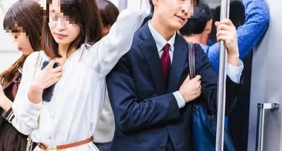 正妹擠捷運「蜜桃被香腸頂到」！　釣出鄉民哀喊：「自己的」也被迫靠到