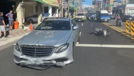 妹子賓士闖紅燈高速撞飛機車！騎士「空中翻好幾圈重摔」　命大無恙