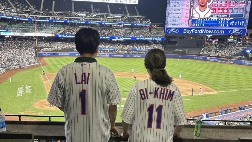 賴清德、蕭美琴秀大都會球衣合照　背號引人聯想：賴蕭配了嗎？