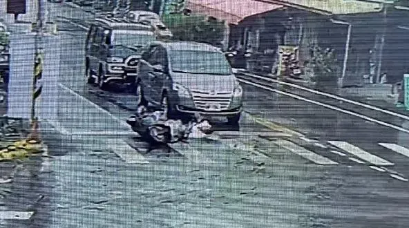 影/騎士等紅燈突昏厥倒地　休旅車綠燈油門一踩「輾過頭胸」當場亡