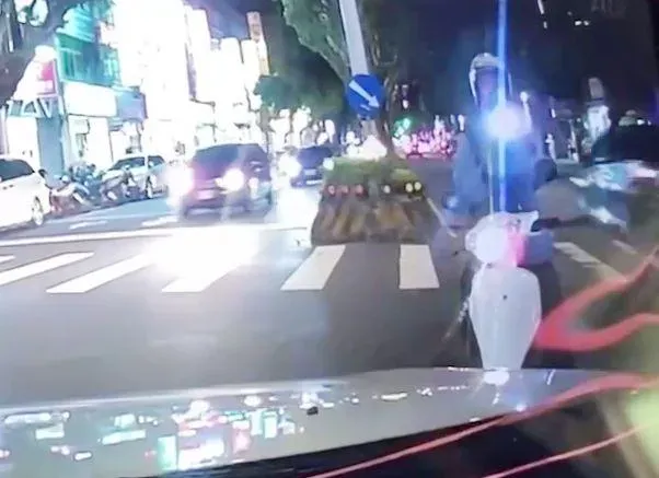 影/手電筒怪客出沒天母！騎車突停「強光猛閃」　網曝：是累犯