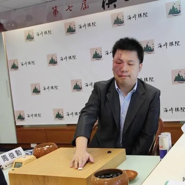 蘇聖芳同年2次遭「紅面棋王」摸背10幾秒！周俊勳PO文自清