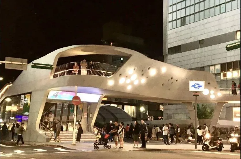 影/落單女遭搭訕陪酒！中山捷運站出口慘淪酒店經紀「獵場」