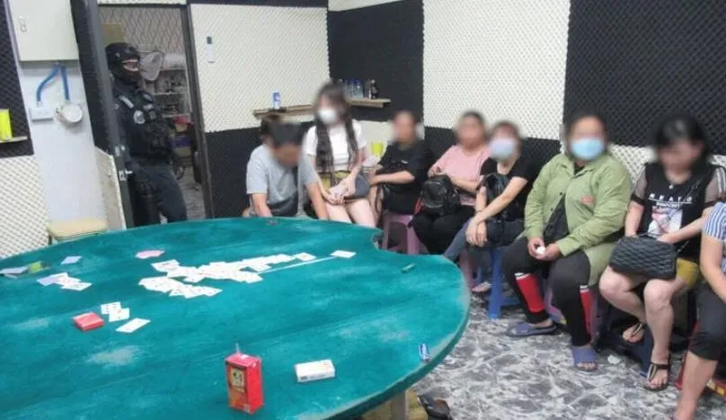 台中這「妞妞」暗藏歇業KTV內玩更嗨！大批警力攻堅帶回22位越南妞