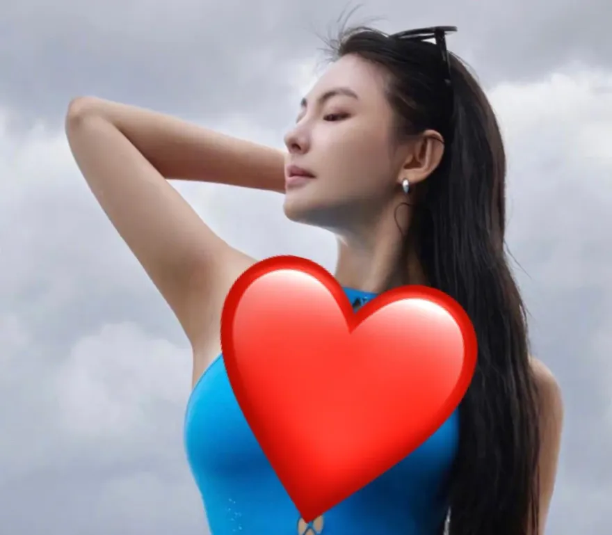 《長江7號》最辣回憶殺！張雨綺辣曬「克萊茵藍」S曲線　心口細線快炸開