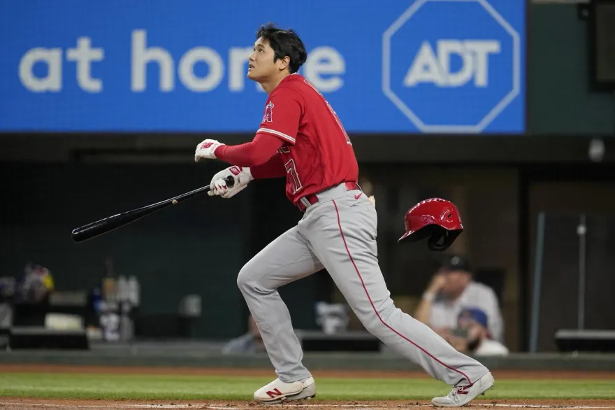 影/炸裂啦！猛力一揮「打到頭盔都飛掉」　大谷翔平42轟出爐