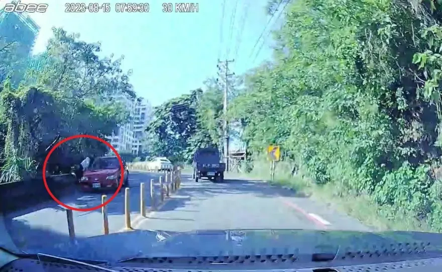 影/有夠可惡！行人遭車「撞落溪溝」摔斷腿　駕駛肇事逃逸