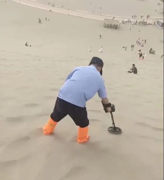 影/敦煌月牙泉會「吃手機」！員警每年挖出上百支　網友調侃：在沙漠裡挖呀挖