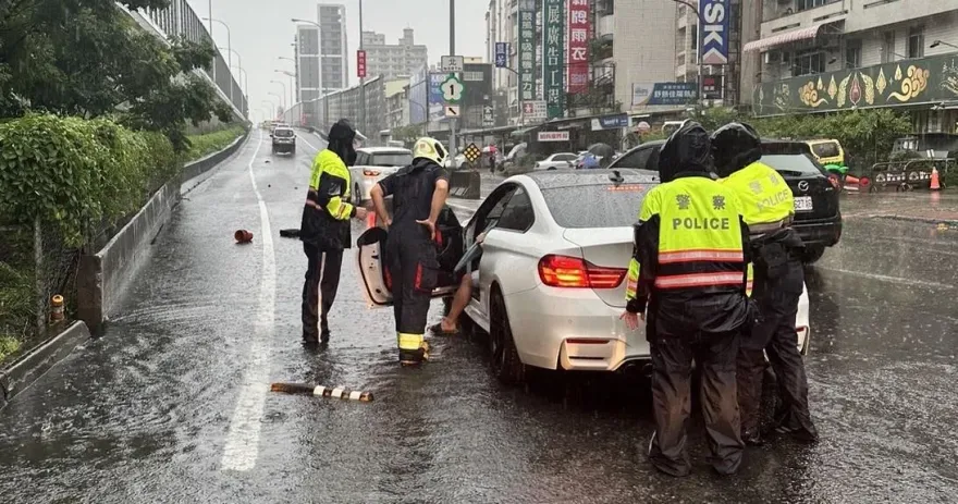 影/上國道前先進匝道泳池？白BMW「高架在眼前」…泡過頭拋錨熄火超無奈