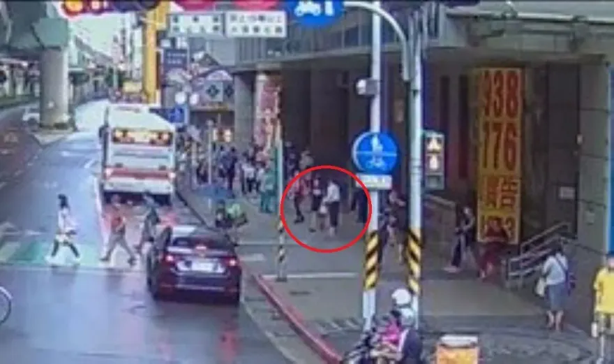 捷運景安站隨機攻擊3民眾！女子遭重擊落淚　嫌犯落網稱「不知道」