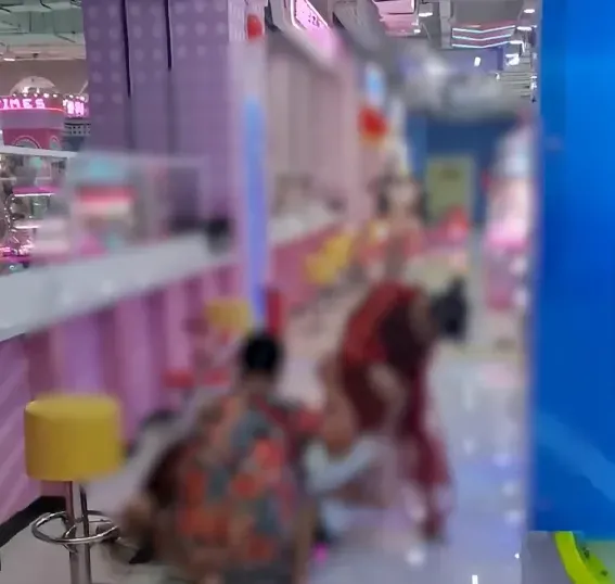 影/好心女拾獲失物欲歸還反被當賊　遭大媽團「高跟鞋當武器」暴揍