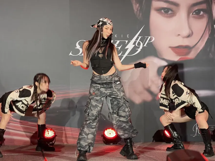 刪光周子瑜照友情生變？舒華「現身」挺Elkie一秒噴淚