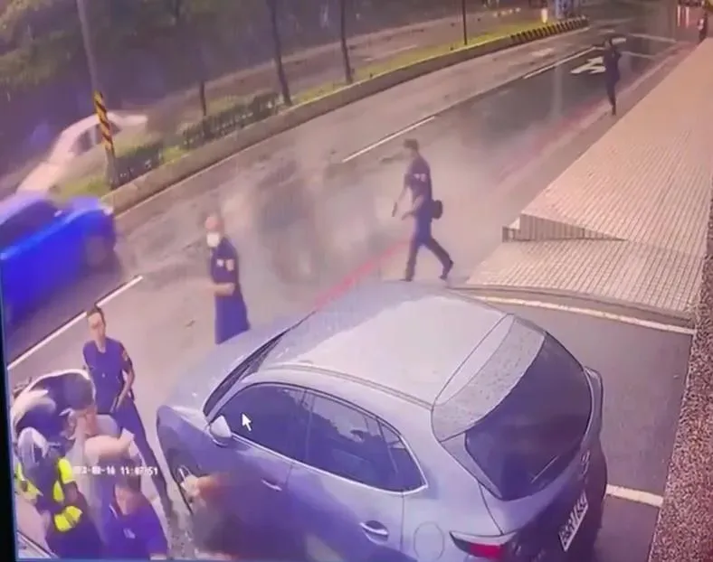 影/又是你！痛毆加油員又偷車拒捕！　20歲男遭警重兵圍捕