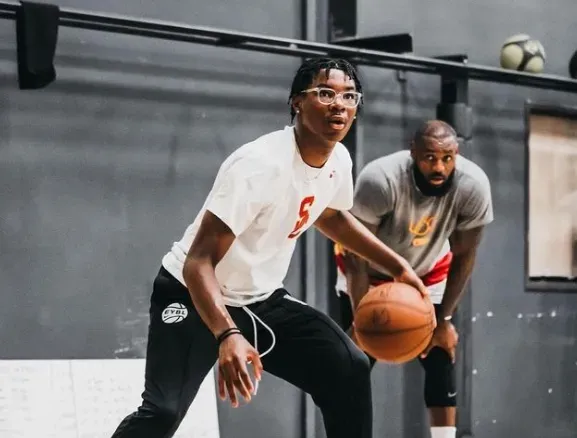 這基因太優秀！詹皇二兒子籃球也是一把罩　身價高居全美高中生之首