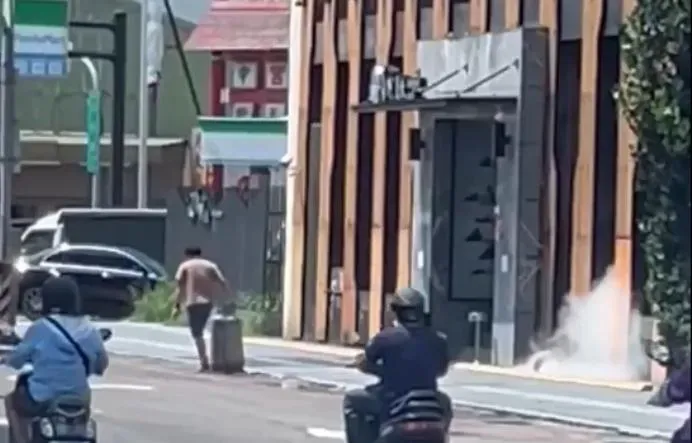 快訊/台中瓦斯桶未綁緊突滾落墜地　狂噴白色氣體！路人嚇爆