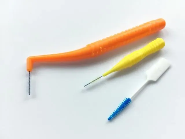 牙間刷怎麼挑？牙醫授正確使用方法：「2類人」要注意