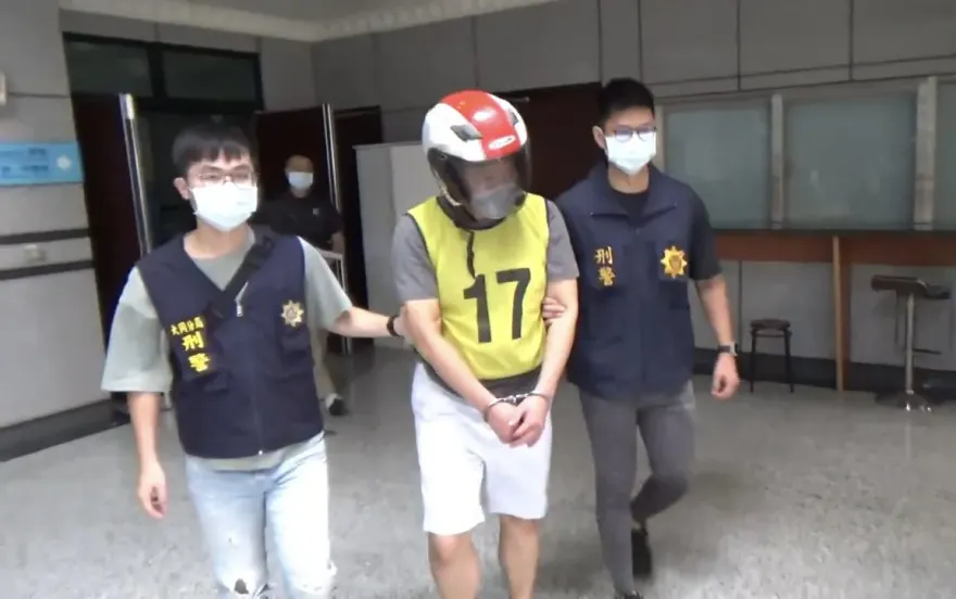 影/11正妹行員排隊「陪睡假老總」...傻等升職加薪不成　還掏錢給他用