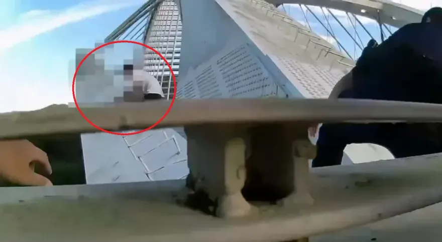 影/三峽男不堪債務壓力爬30米大橋　員警暖言勸慰救回一命