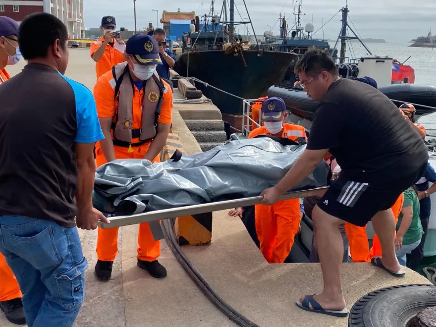 影/哀慟！澎湖老翁潛龍門海域捕撈海膽失蹤2天　遺體今找到了