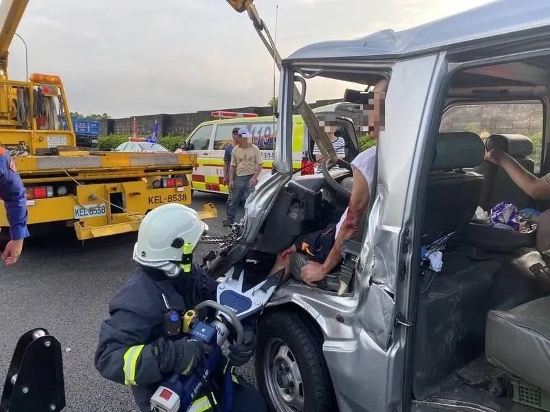 快訊/國1南下苗栗銅鑼段2車禍　10車慘撞共計9人傷