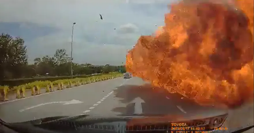 影/超大火球！大馬墜機事故「未發求救訊號」衝馬路瞬間爆炸　多名政治人物罹難