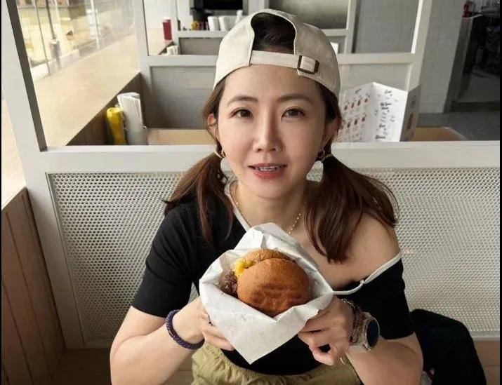 吃完漢堡發現無法結帳　謝忻厚臉皮求路人「可以幫我付錢嗎？」