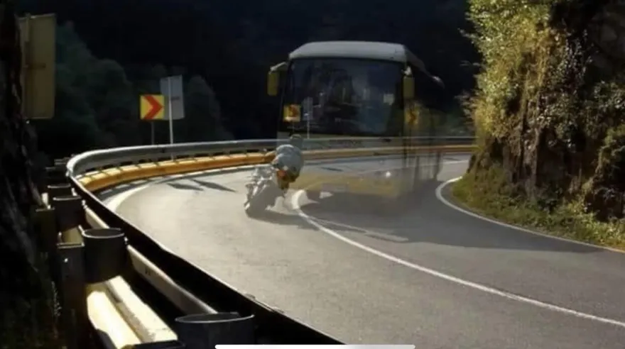 山道猴子「過彎沒越線」也會被撞死！1張圖看奪命瞬間　網：逆向更可怕