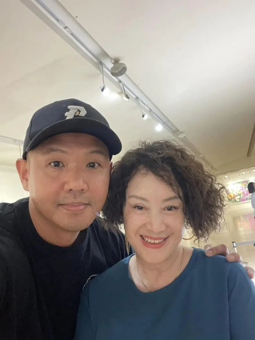 北檢出庭後神隱2天！陳建州輕鬆現身畫展…「臉明顯圓一圈」近況曝光