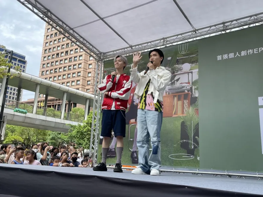 直擊／簽唱會現場有人昏倒！黃氏兄弟「瑋瑋」回應「團體解散」可能性