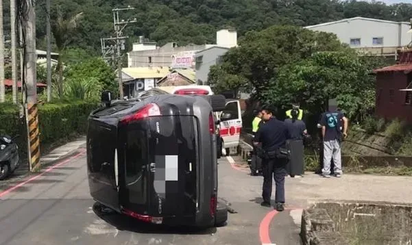 快訊/新北五股下山車輾水泥石墩慘翻！一家4口受困　3傷送醫