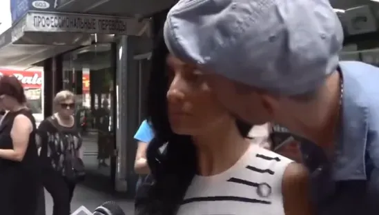 影/街頭受訪突遭陌生男「偷親臉頰」　紐約女議員嚇壞爆粗口