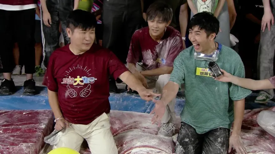 64歲胡瓜突跪地！當兒子面被整「用頭撞破1物」超敬業畫面曝光