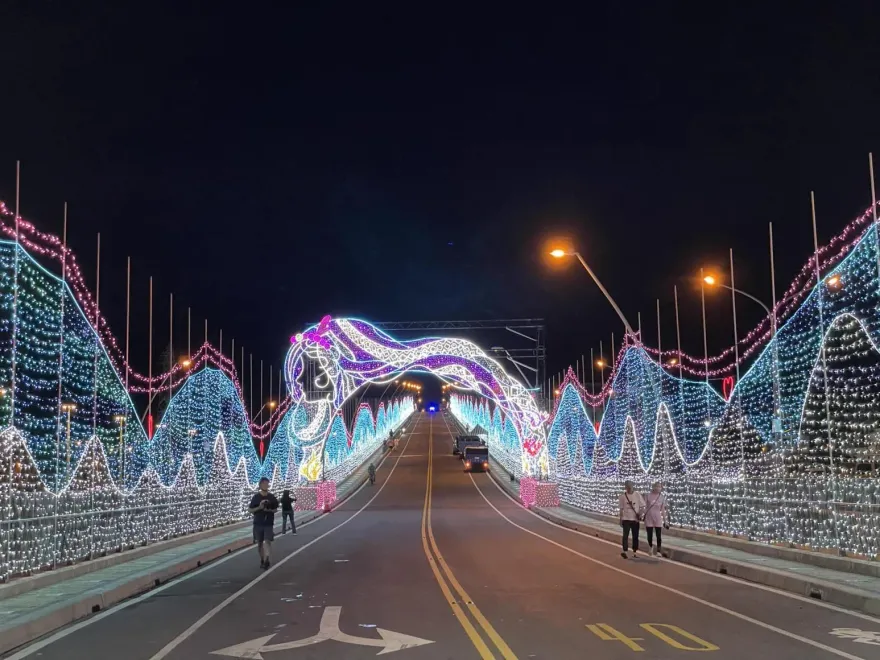 愛在七夕/宜蘭南方澳絕美「七夕鵲橋」登場　燈光秀＋美食市集伴有情人浪漫約會