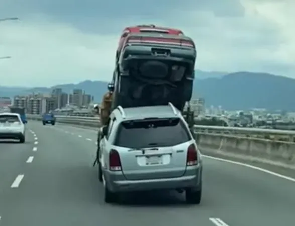 影/快速道路驚見柯博文簡配版！拖吊車「1拖3」網驚：用生命在載