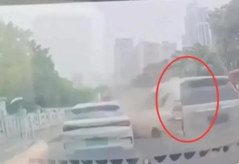 影/把SUV當碰碰車開！轎車被頂著前行　目擊者：肇事司機在冷笑