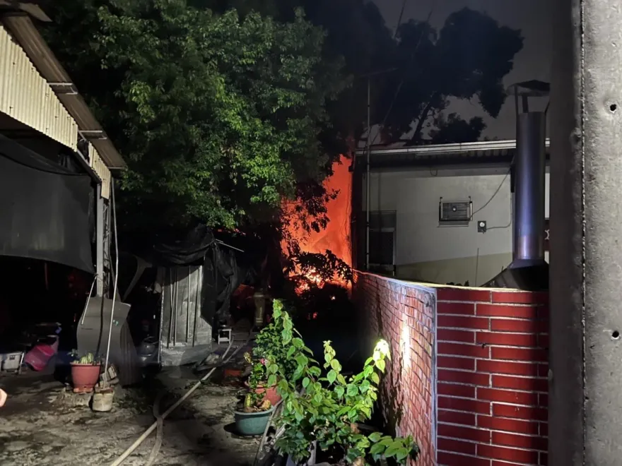 影/嘉義民宅大火「母子1死1重傷」！92歲嬤肩、手三度燒燙傷　送醫不治