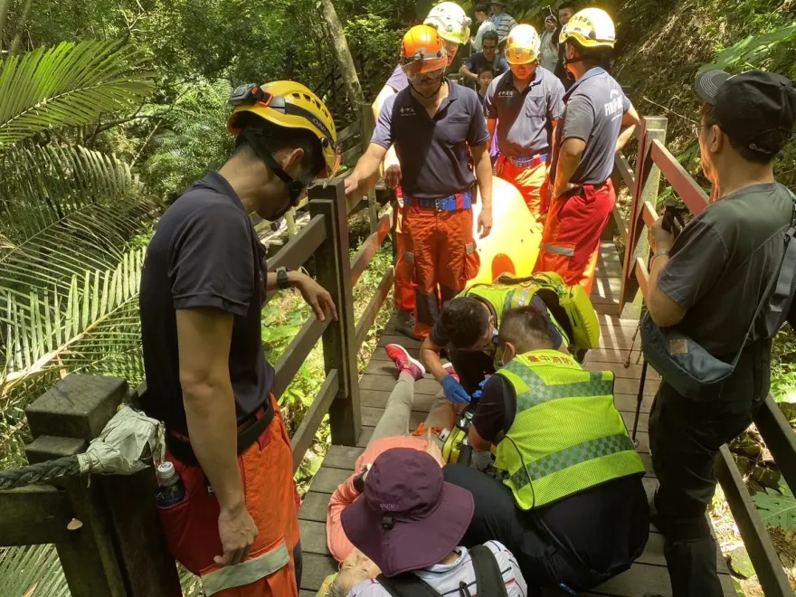 70歲婦大坑十號步道登山昏倒　7消防員克服「75度陡梯」合力搬下山