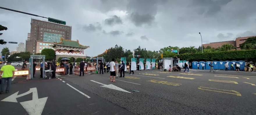 國安局介入「還路於民大遊行」！設安檢門護賴清德　傳查扣瑞士刀