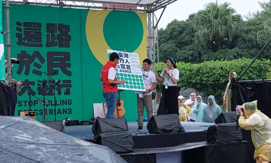 2.5萬人參與「還路於民」大遊行！他上台反應冷　簽宣言自酸「我小咖」