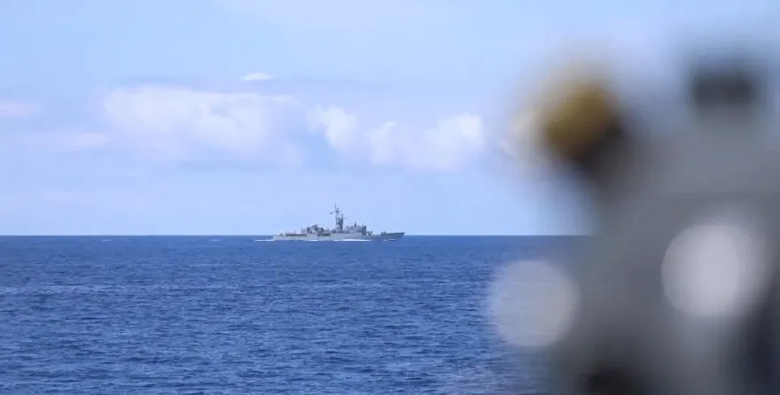 影/「越海峽」秀台灣海岸線！陸稱「常州艦」抵進彭佳嶼　與台艦近距離對峙監控