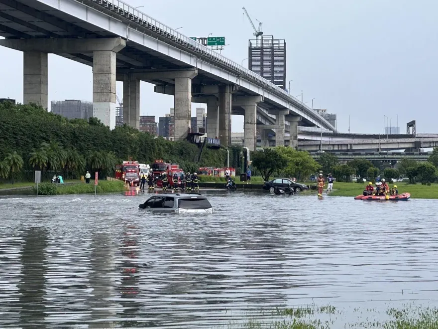 影/雙北國家級雨炸！江子翠河堤車輛險滅頂　東吳大學前有黃河