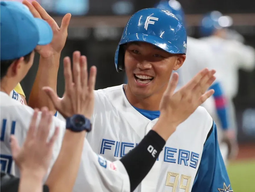 影/王柏融重返先發敲1安　「罕見跑壘妨礙守備」火腿11局再見安殘念