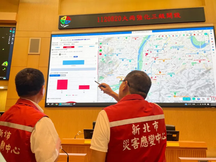 影/新北市7區淹水一級警戒　侯友宜緊急坐鎮災害應變中心