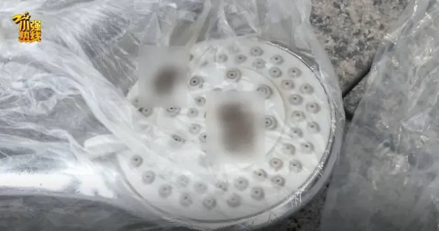 洗澡越洗越臭！他見酒店蓮蓬頭「兩坨大便」在洞口超噁…還洗了嘴巴