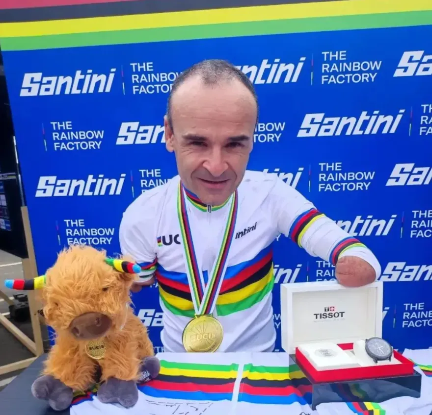 影/無臂自行車選手世錦賽2度奪冠　「精品手錶」當獎品他尷尬笑了