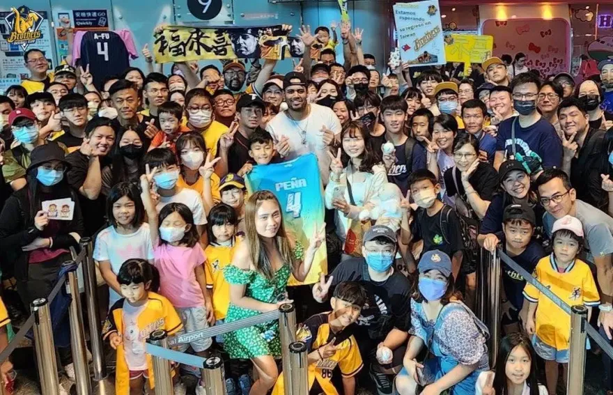 影/「里長伯」福來喜離台！上百球迷送機超不捨　粉絲：失去「助福」了