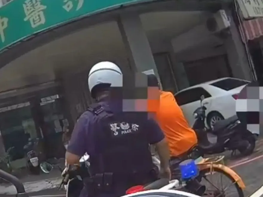 影/高雄男牽腳踏車違停拒上銬　員警一查「竟是通緝犯」