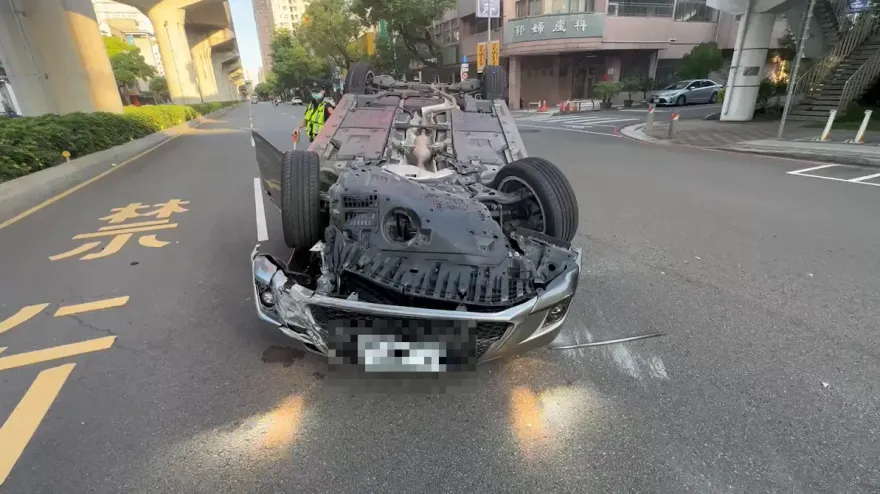 影/酒駕心虛拒檢...台中男加速狂飆「失控翻覆躺路中」　警上銬帶走