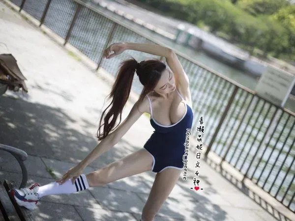 長瀨昆妮穿「死庫水」做早操快包不住！　長腿一抬...辣暈7千人