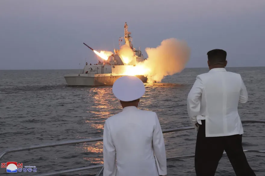 影/不滿美日韓舉行峰會？金正恩視察海軍艦隊　觀看導彈發射演練